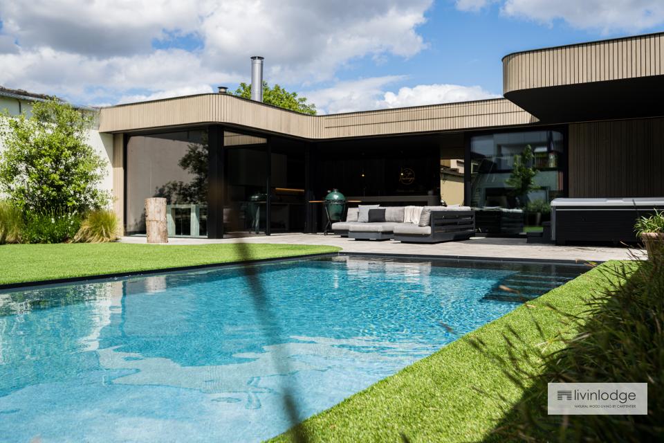 Strakke poolhouse met organische vormen in de dakrand Strakke poolhouse met organische vormen in de dakrand