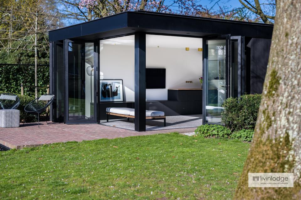 Moderne poolhouse met grote glaspartijen en strakke zwarte afwerking Moderne poolhouse met grote glaspartijen en strakke zwarte afwerking